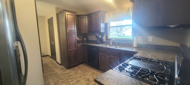 Building Photo - Small town Macon!