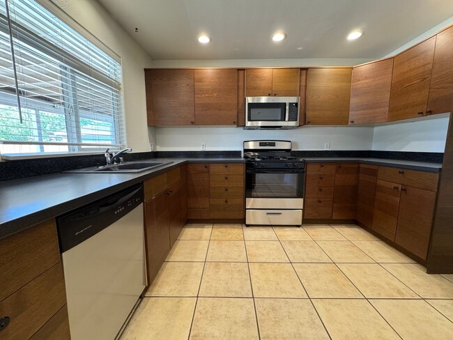 Building Photo - Hesperia Home on The Mesa