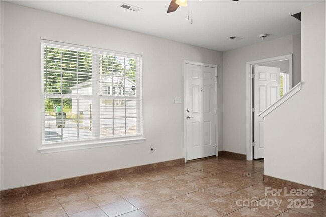 Building Photo - 717 Dawn Cir
