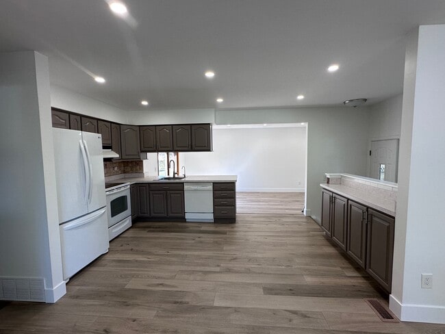 Building Photo - 2843 Teasdale Dr