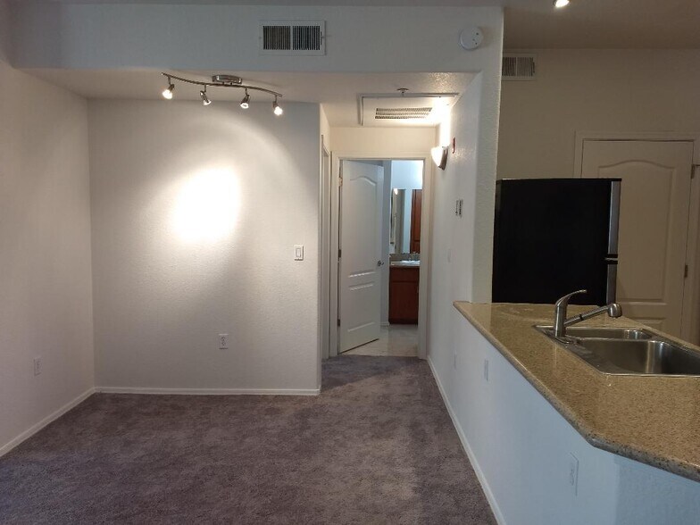 Building Photo - 5302 E Van Buren St