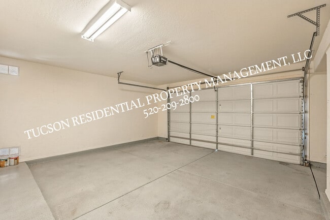Building Photo - 814 West Camino Curvitas