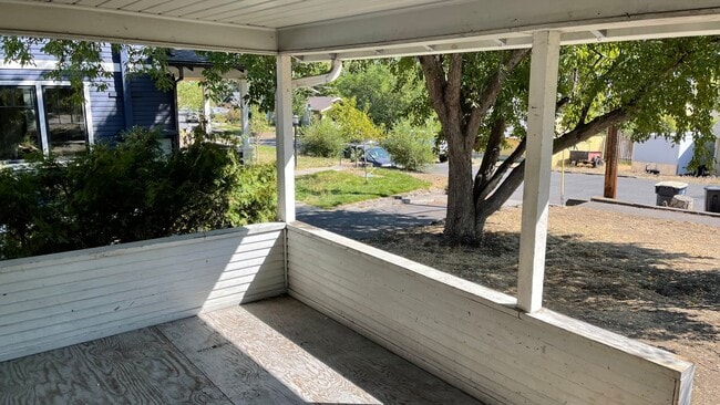 Building Photo - VIDEOTOUR: Want To Live Near Downtown Bend? Adorable Cottage Available Soon! PETS WELCOME
