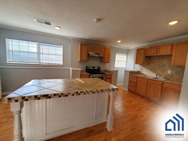 Building Photo - Spacious 4-bedroom 1.5 bath home COMING SOON!