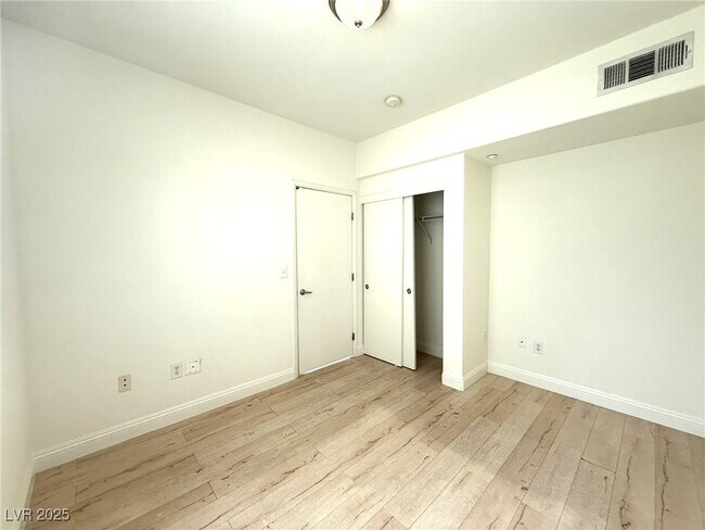 Building Photo - 50 Aura de Blanco St