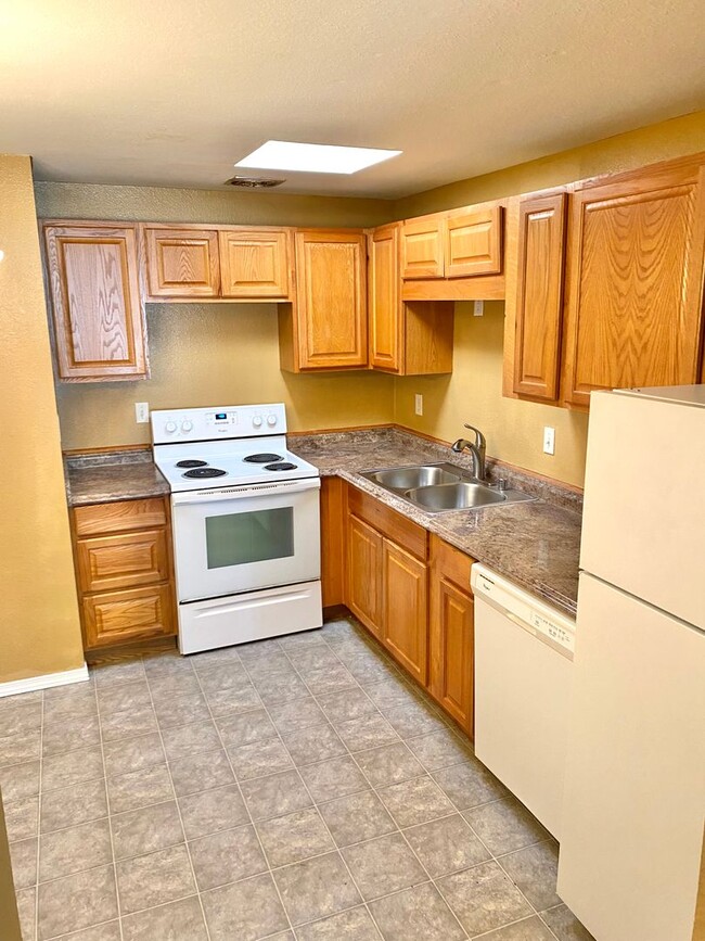 Building Photo - 2 bedroom Condo apartment in Fairwood-Rent...