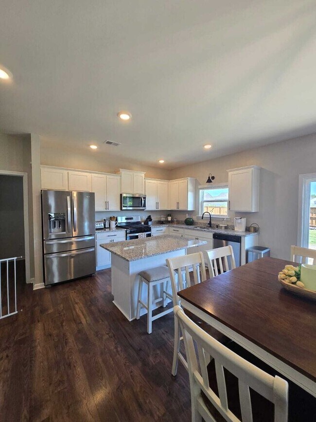 Building Photo - Charming Home in Sweet Briar Community