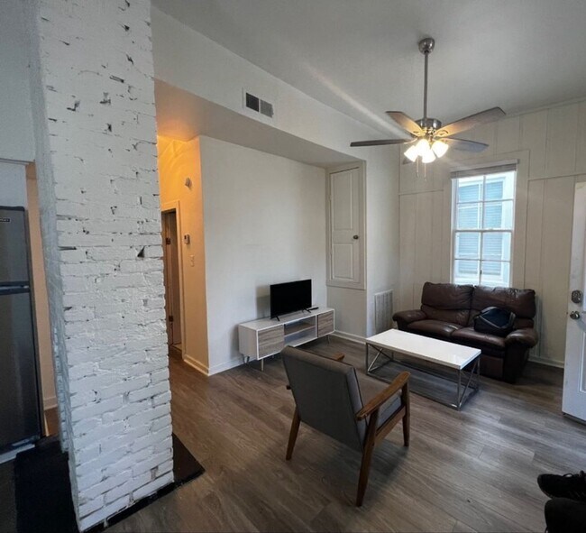 Building Photo - 2bd/1ba with New Appliances Near Campus Located on Oak St. Text 510-631-1171 for more info!