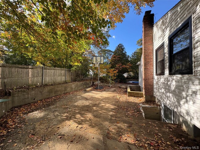 Building Photo - 75 Valley Dr