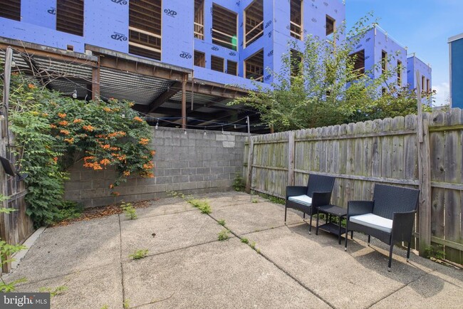 Building Photo - 1733 Blair St