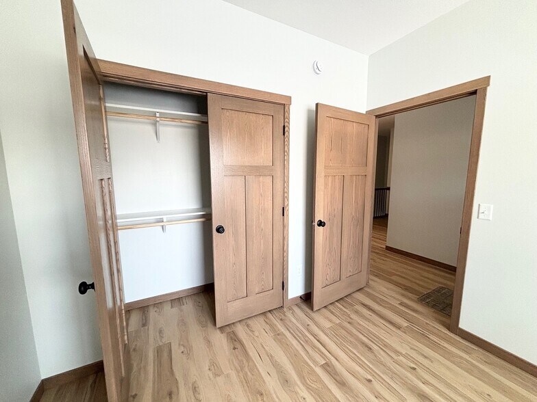 Building Photo - 577 Main St W