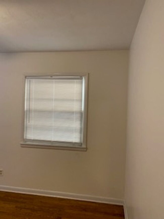 Building Photo - 3 Bed, 1 1/2 Bath, 1 Car Garage, Fenced Yard!