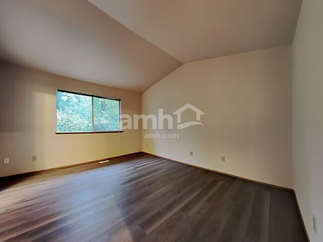 Building Photo - 2078 SE 8th Dr