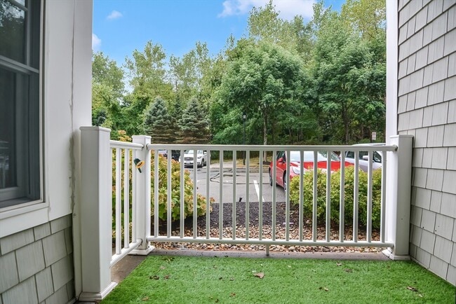 Building Photo - 614 Pond St