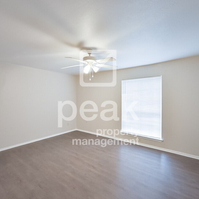 Building Photo - $1099! Updated 1-Bedroom Condo Near Pool R...