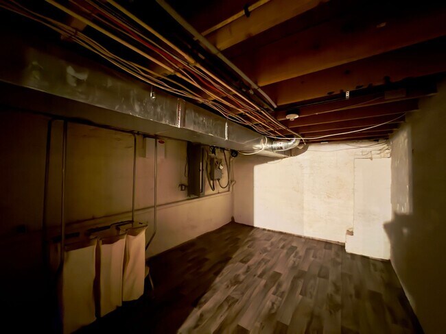 Building Photo - Inviting 3-Bedroom Single Family Townhome ...