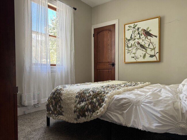 Building Photo - Charming Home For Rent Near UNO & Aksarben