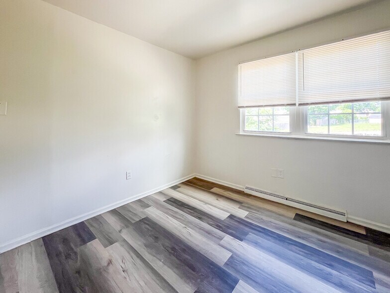 Building Photo - 1107 W Augusta Ave