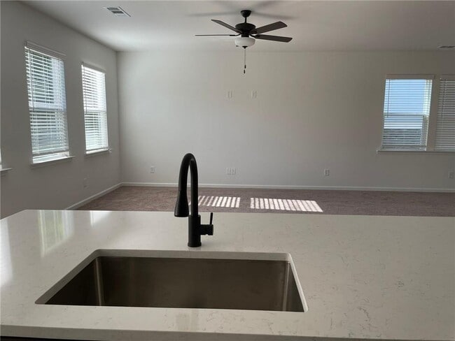 Building Photo - 31 Pineview Dr