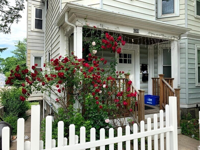 Building Photo - 2207 Dorchester Ave