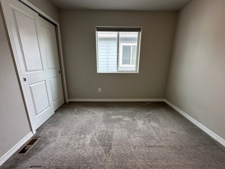 Building Photo - 7435 Gorgeted Quail Grv