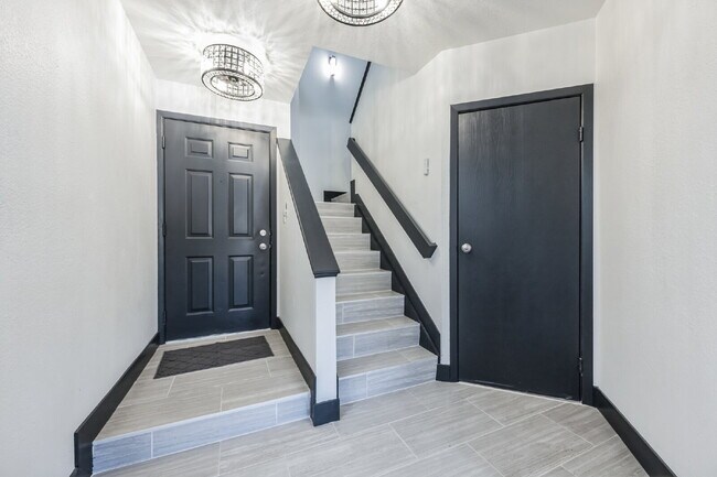 Building Photo - Beautiful Remodeled 2 Bedroom/2 Bathroom Condo is DTC!