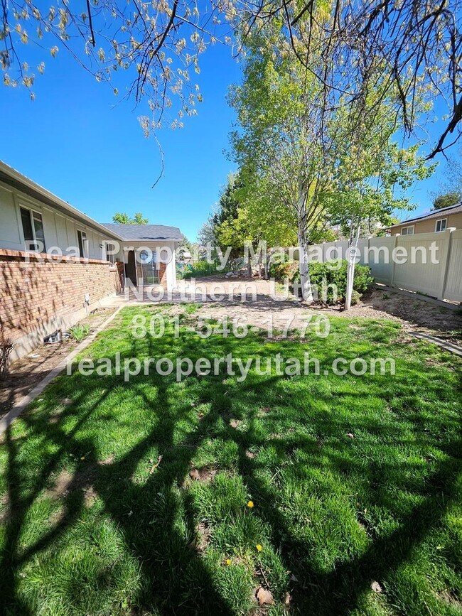 Building Photo - Lovely 5 Bedroom Home in Layton Available Now!