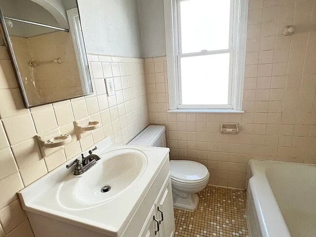 Building Photo - Walking Distance from Downtown!!!