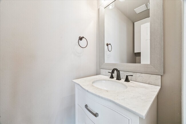 Building Photo - 16523 E Canterra Cir