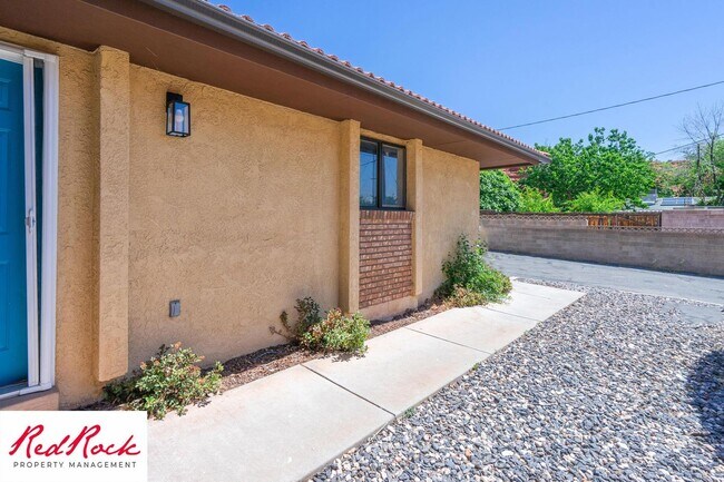 Building Photo - Newly Remodeled 3 Bedroom Townhome. Small ...