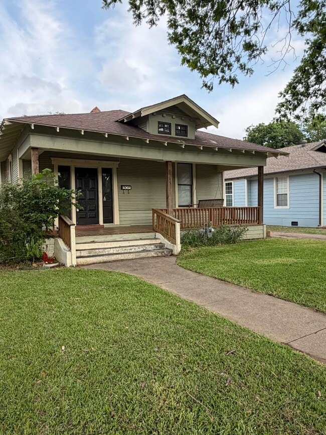 Building Photo - Stylish 2/2 Bungalow with Modern Kitchen & Spacious Backyard