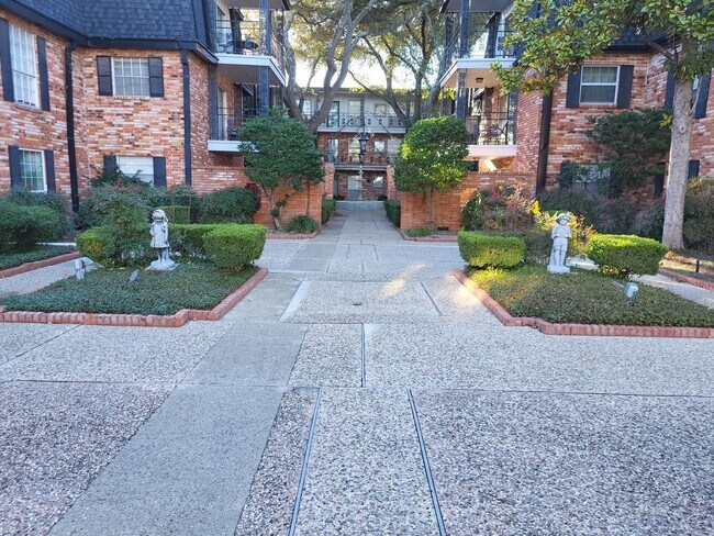 Building Photo - 8401 N New Braunfels Ave