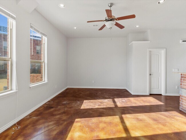 Building Photo - 475 S Fretz Ave