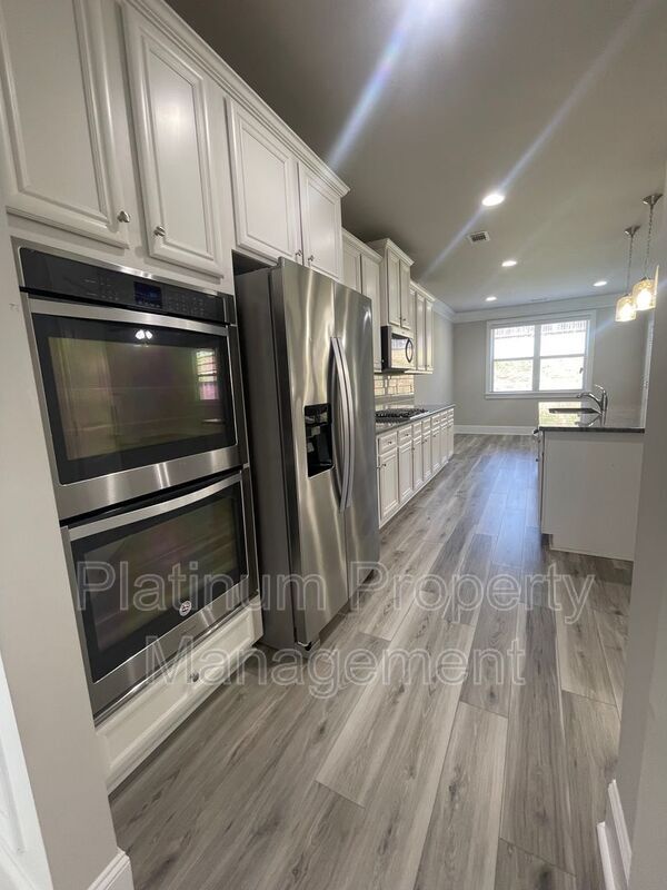 Building Photo - 5180 Mirror Lake Dr