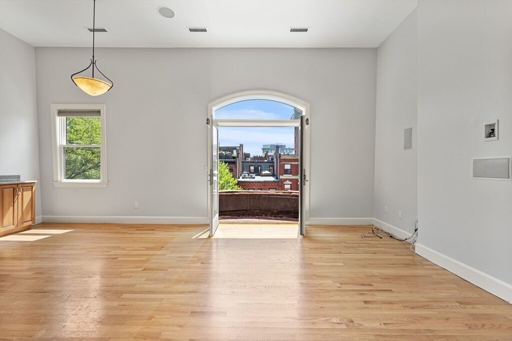 Building Photo - 403 Marlborough St