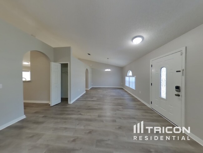Building Photo - 2232 Nettlebrook St N
