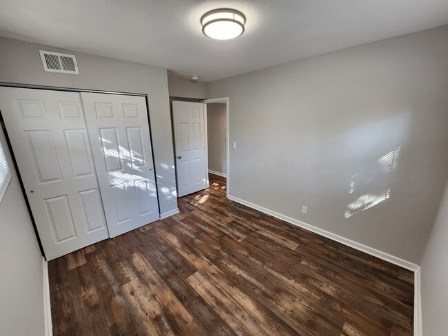 Building Photo - 924 Rarig Ave