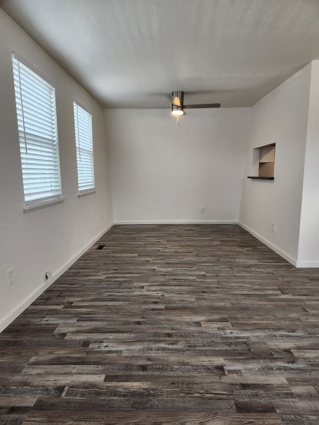 Building Photo - Completely remodeled! Fresh unit!