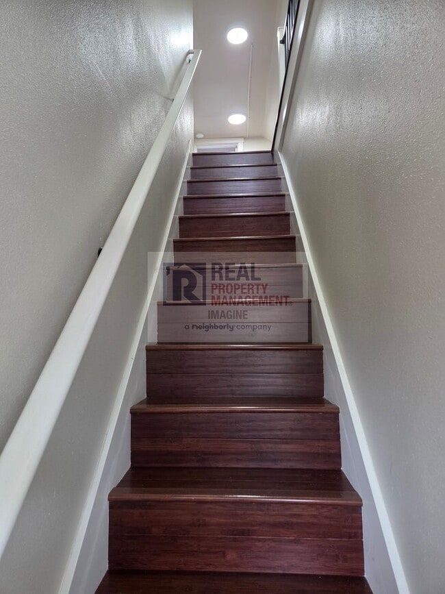 Building Photo - Check out this beautiful 4 bedroom, 2 bath...