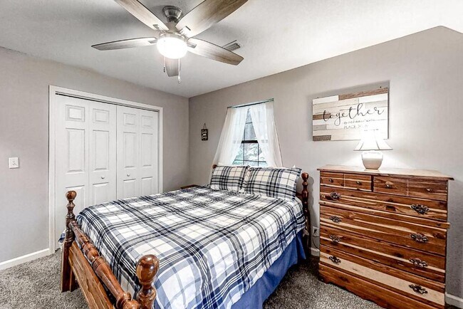 Building Photo - 247 Lakeview Ln