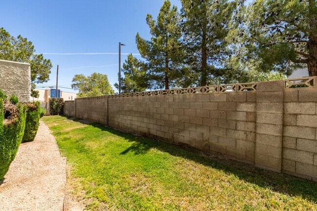 Building Photo - 2 Bedroom Townhome with 2 car attached garage in Henderson