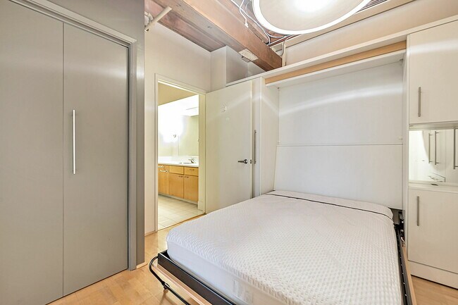 Building Photo - 650 Delancey St
