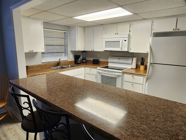 Building Photo - Spacious 2 Bedroom 2 Bath Condo GREAT LOCA...