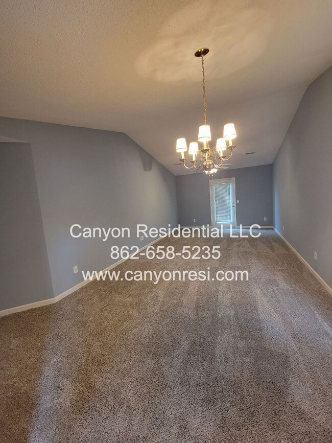 Building Photo - Beautiful 3b Room! Move in ready!