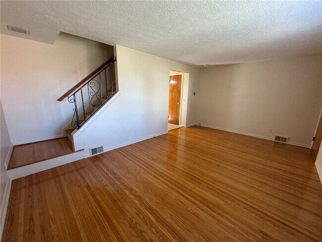 Building Photo - 16 Summit St