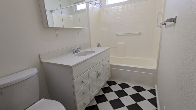 Building Photo - Conveniently located 3/2 home near Henders...