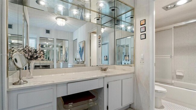Building Photo - 3701 N Country Club Dr