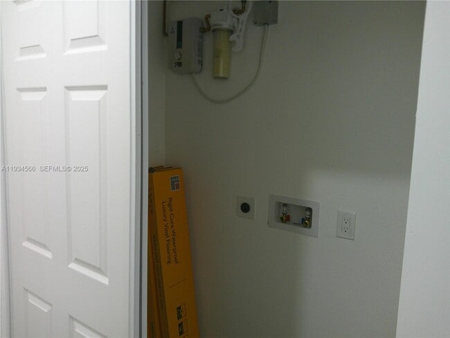 Building Photo - 12400 NE 11th Ct