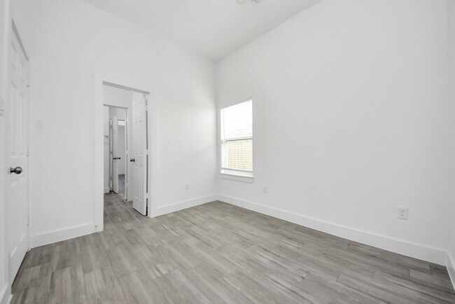 Building Photo - 7612 Easter St