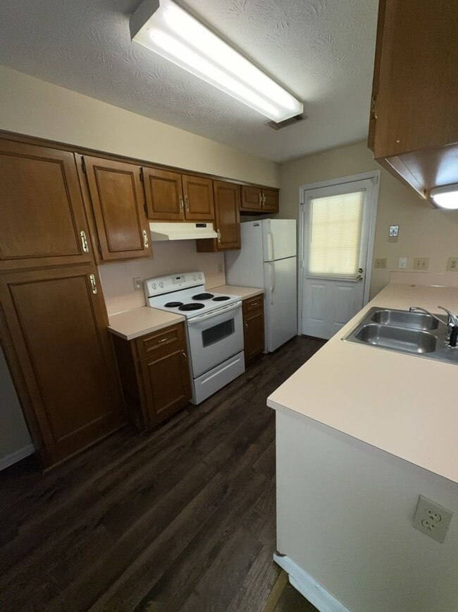 Building Photo - 7003 Robin's Nest Dr